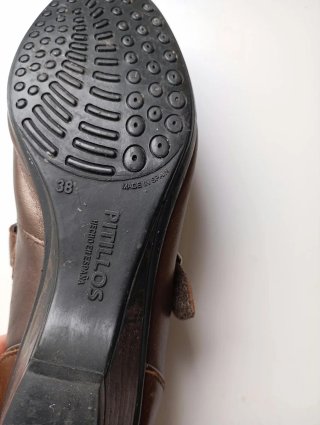 Zapatos de mujer marrones con tira