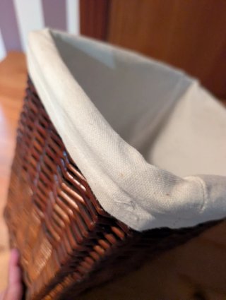 Papelera de mimbre con forro de tela