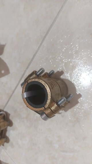 Abrazadera tapaporos latón 22mm marca Gebo
