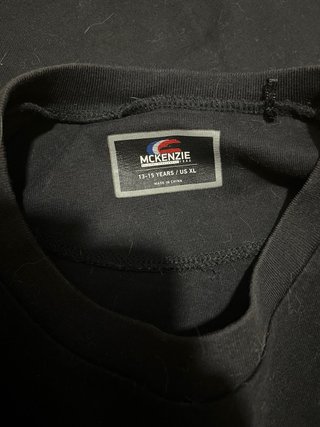 Camiseta McKenzie Negra Logo Talla 13-15