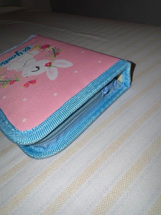 Estuche escolar con diseño de conejo