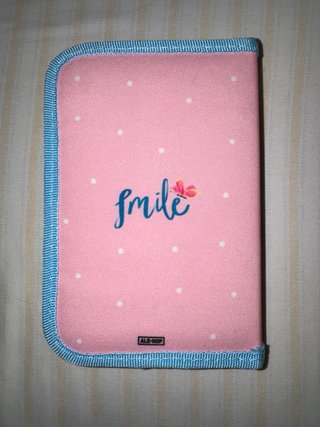 Estuche escolar con diseño de conejo