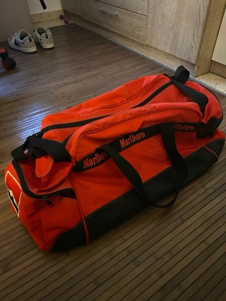 Bolsa de gym Marlboro roja y negra