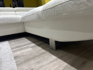 Sofá chaise longue blanco para re tapizar