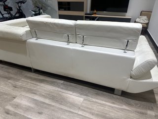 Sofá chaise longue blanco para re tapizar
