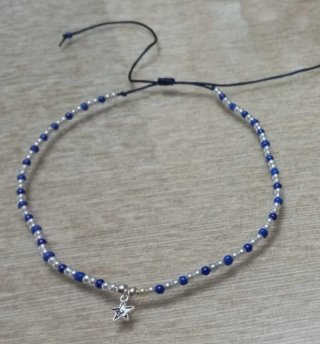 Collar choker con estrella y cuentas