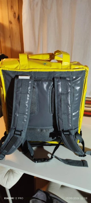 Mochila Glovo, chaqueta invierno y chubasquero