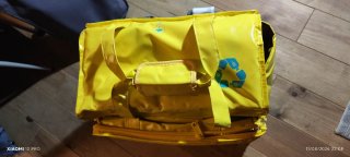 Mochila Glovo, chaqueta invierno y chubasquero