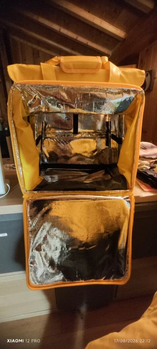 Mochila Glovo, chaqueta invierno y chubasquero