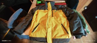 Mochila Glovo, chaqueta invierno y chubasquero