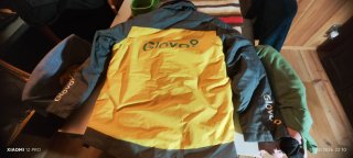 Mochila Glovo, chaqueta invierno y chubasquero