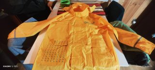 Mochila Glovo, chaqueta invierno y chubasquero