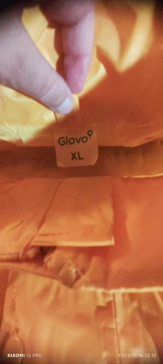 Mochila Glovo, chaqueta invierno y chubasquero