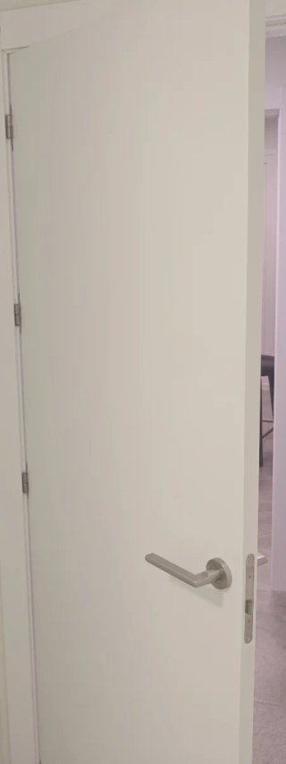 Puerta madera lacada  blanca con manilla plateada