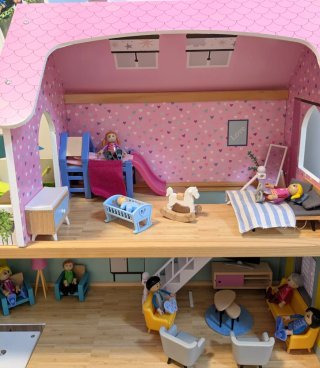 Casa de muñecas de madera