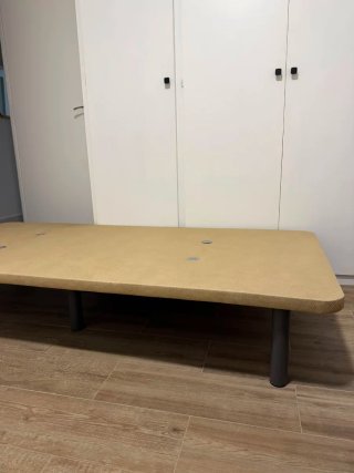 Base tapizada beige y patas metálicas