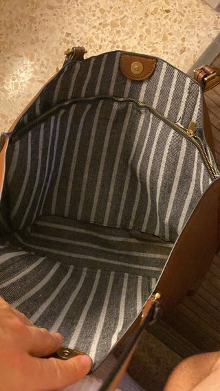 Bolso de piel marrón y multicolor