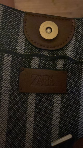 Bolso de piel marrón y multicolor