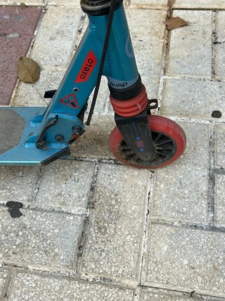 Patinete infantil azul y rojo