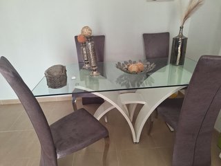 Mesa, silla y decoracion