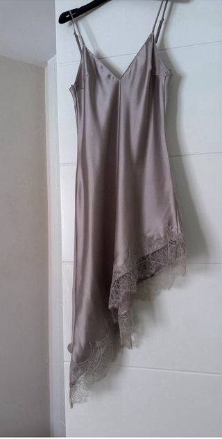 Vestido lencero Zara satinado gris/beige