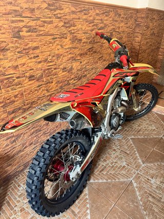 Honda CRF 250R Motocross Dorada y Roja