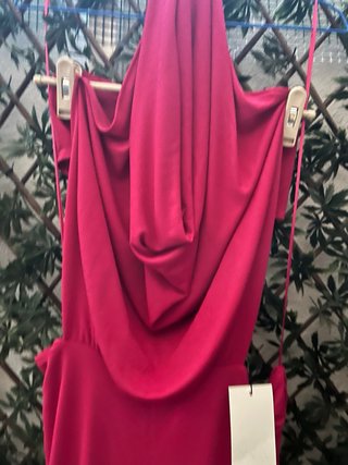 Vestido largo fucsia con abertura