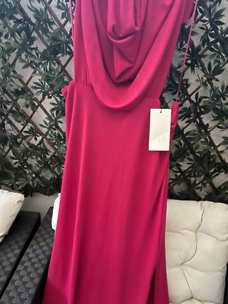 Vestido largo fucsia con abertura