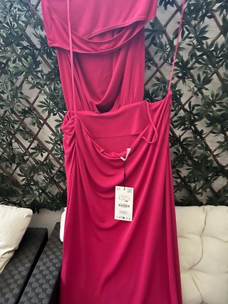 Vestido largo fucsia con abertura