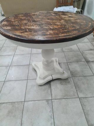 Mesa redonda de madera