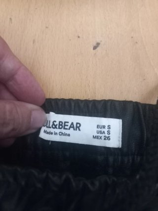 Pantalón polipiel Pull&Bear Talla S