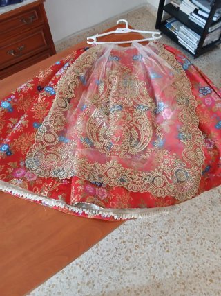 Traje de fallera rojo y dorado