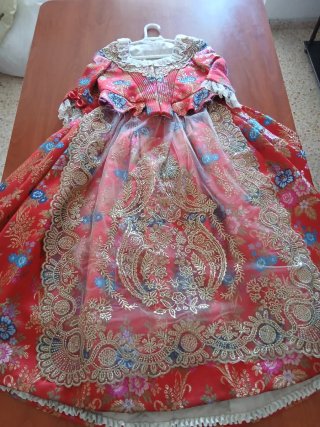 Traje de fallera rojo y dorado