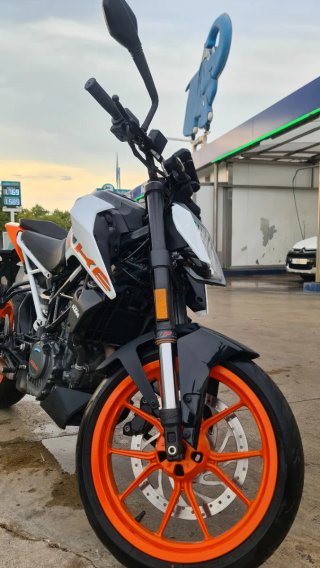 KTM Duke 125 Naked Blanca y Naranja