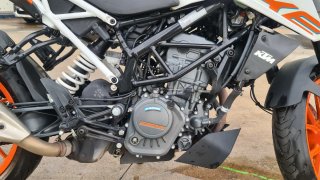 KTM Duke 125 Naked Blanca y Naranja