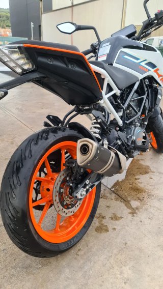 KTM Duke 125 Naked Blanca y Naranja