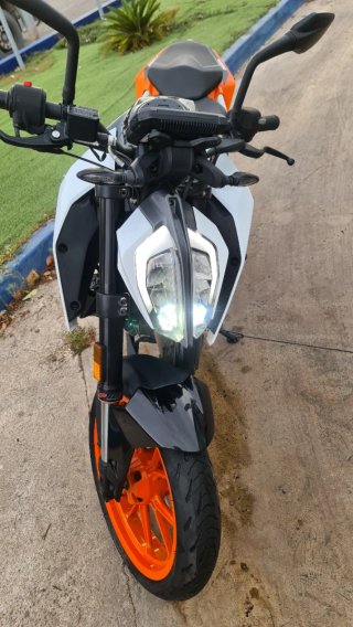 KTM Duke 125 Naked Blanca y Naranja
