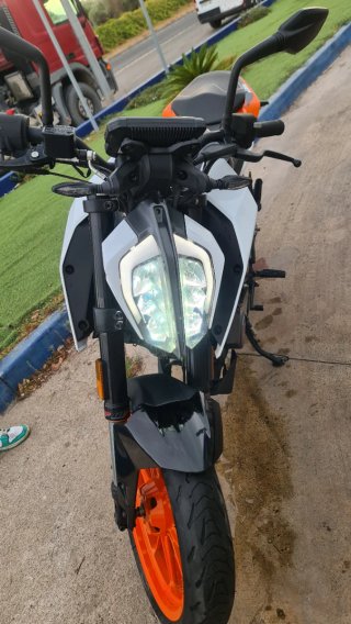 KTM Duke 125 Naked Blanca y Naranja