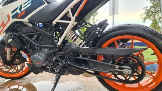 KTM Duke 125 Naked Blanca y Naranja
