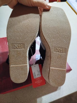 Sandalias cuña XTI negras