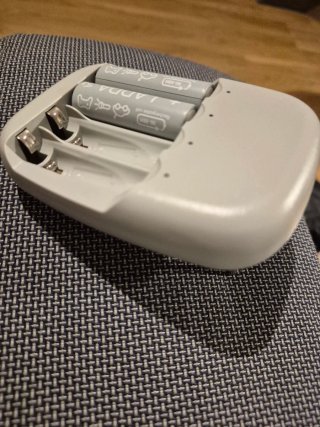 Cargador IKEA + 2 Baterías AA Recargables