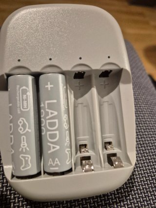 Cargador IKEA + 2 Baterías AA Recargables