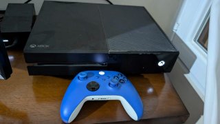 Xbox One Negra con Mando Azul