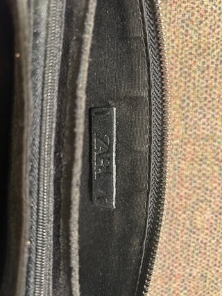 Bolso negro Zara con cadena