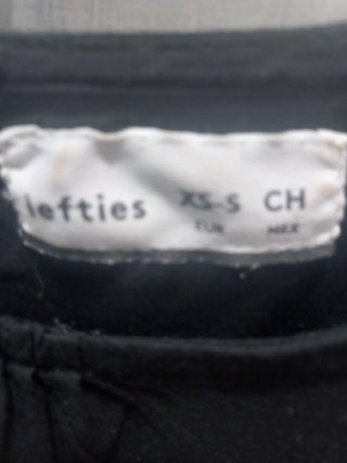 Camisa Lefties hombros descubiertos negra