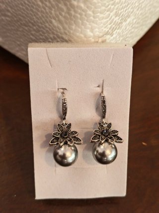 Orecchini donna perla grigia fiore argento