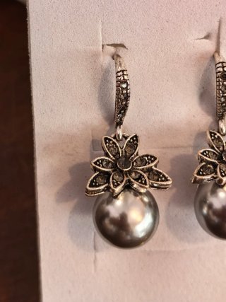 Orecchini donna perla grigia fiore argento