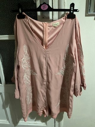 Vestido rosa con bordado floral
