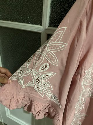 Vestido rosa con bordado floral