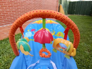 Hamaca bebé Fisher-Price con sonido y juguetes